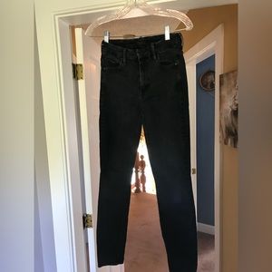 black skinny jeans .